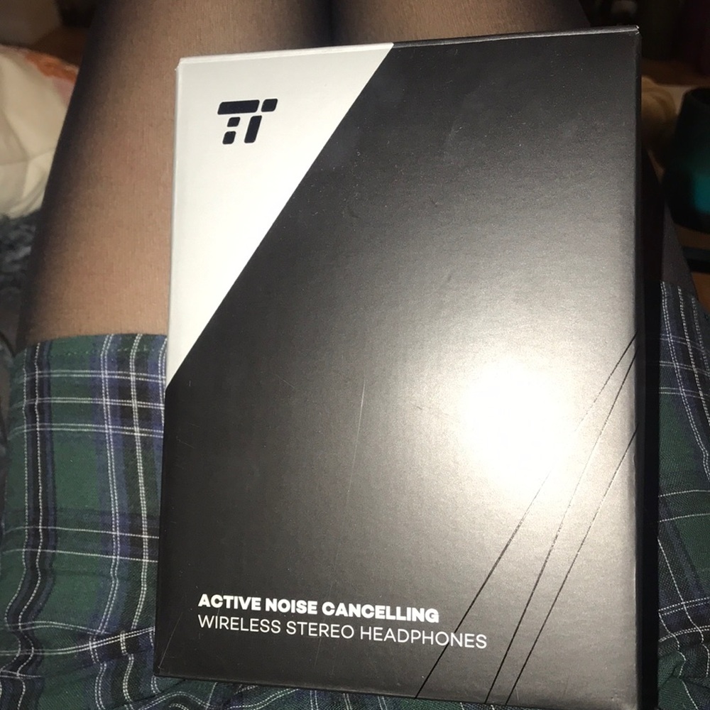 Active noise cancelling headphones